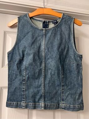 GAP Sleeveless Denim Shell in Blue
Sz 6.